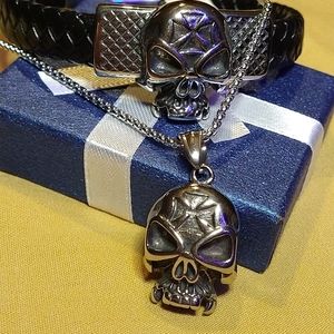 SET)-SKULL.   BLACK HEAVY BRAIDED LEATHER)*  (EASY CLASP)* SIZE 7.5" - 8"